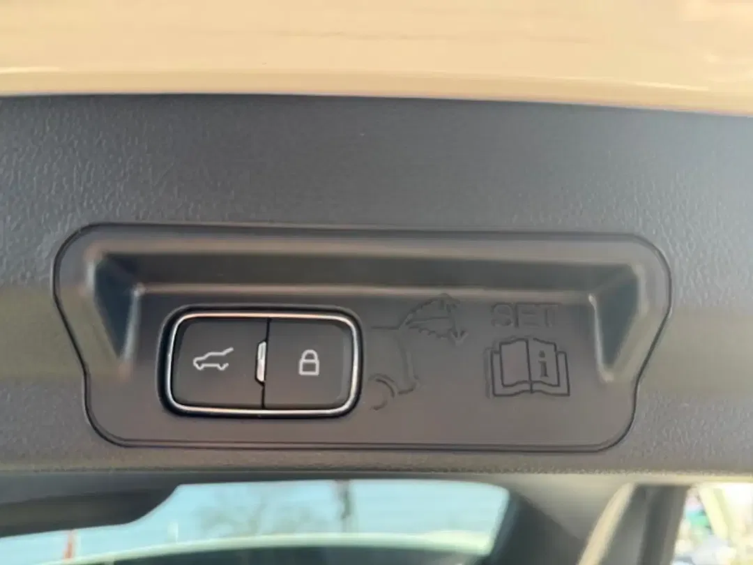 Ford Explorer - Thumbnail 15