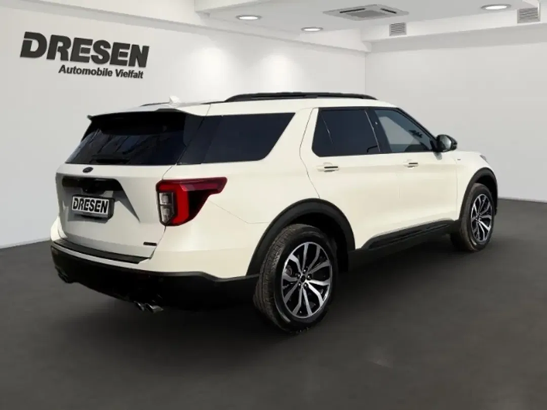Ford Explorer - Thumbnail 3