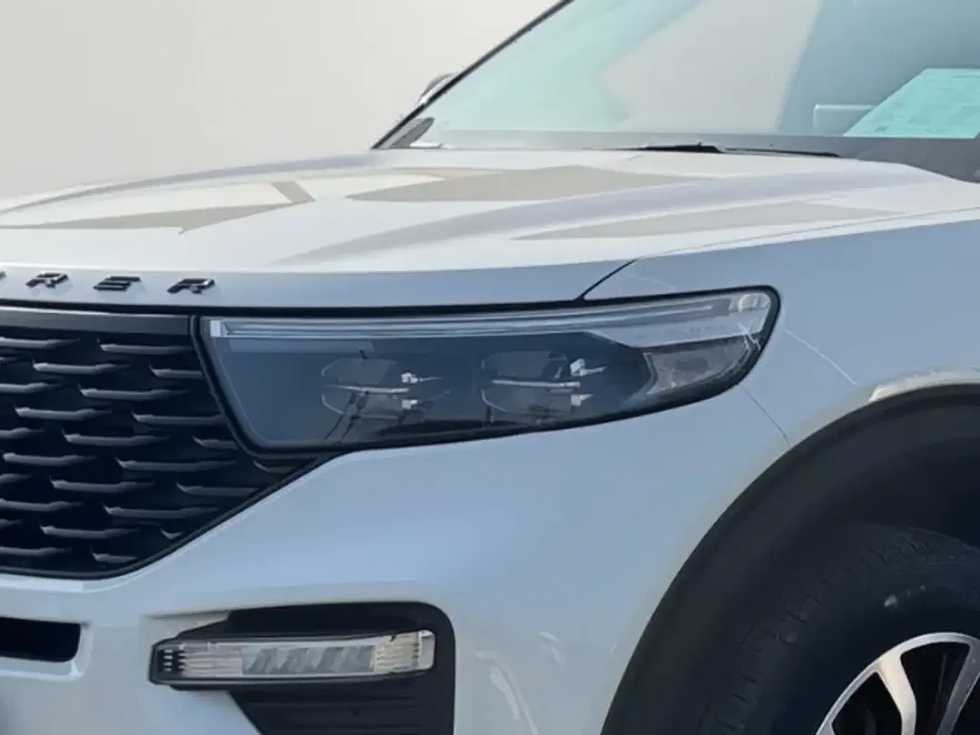 Ford Explorer - Thumbnail 5