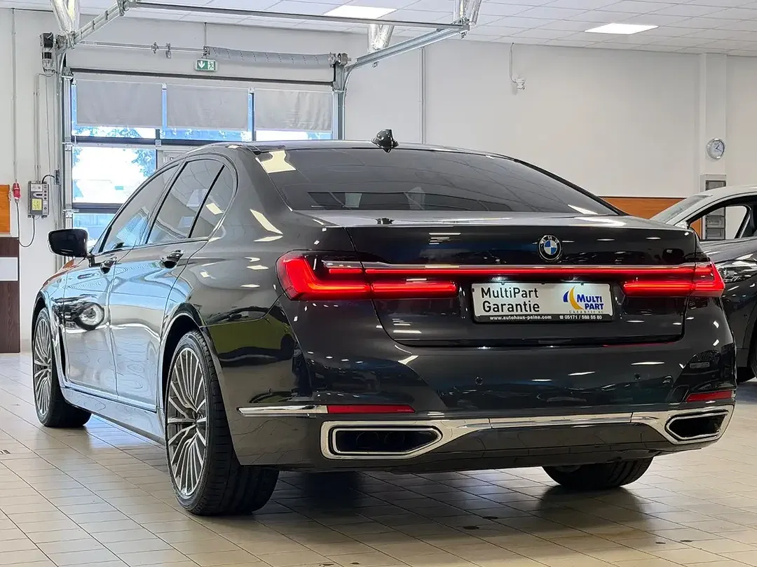 BMW 750 - Thumbnail 2