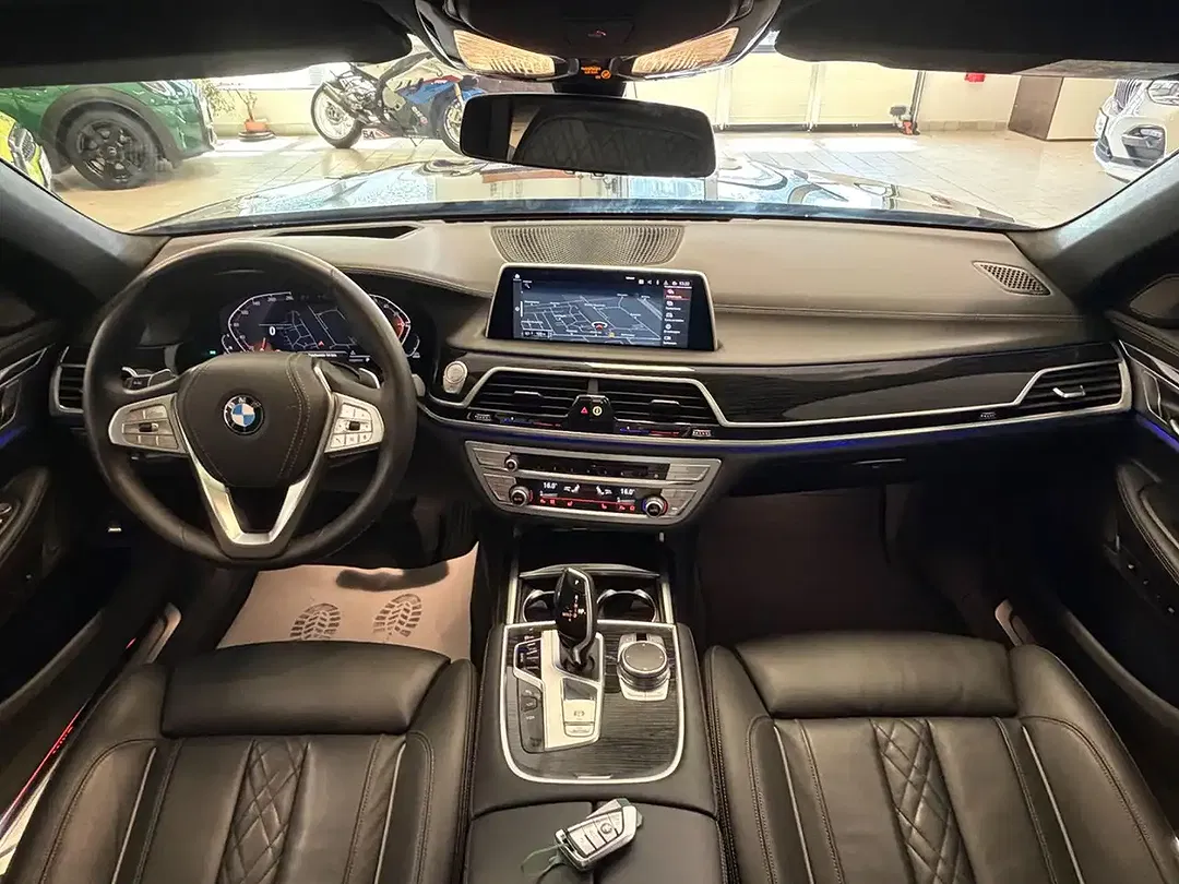 BMW 750 - Thumbnail 3