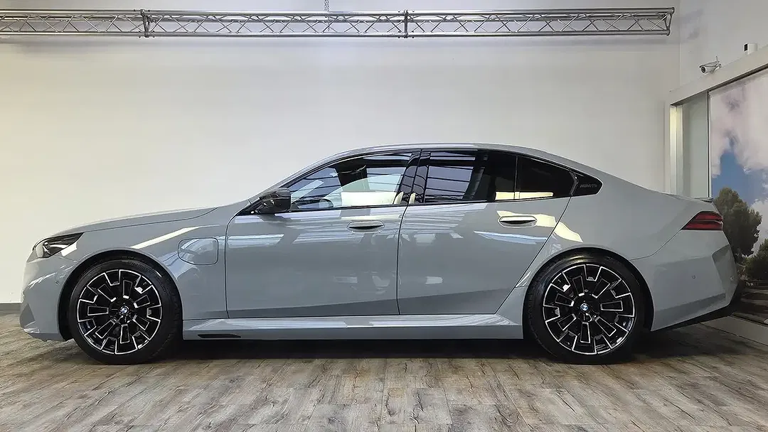 BMW M5 - Thumbnail 3