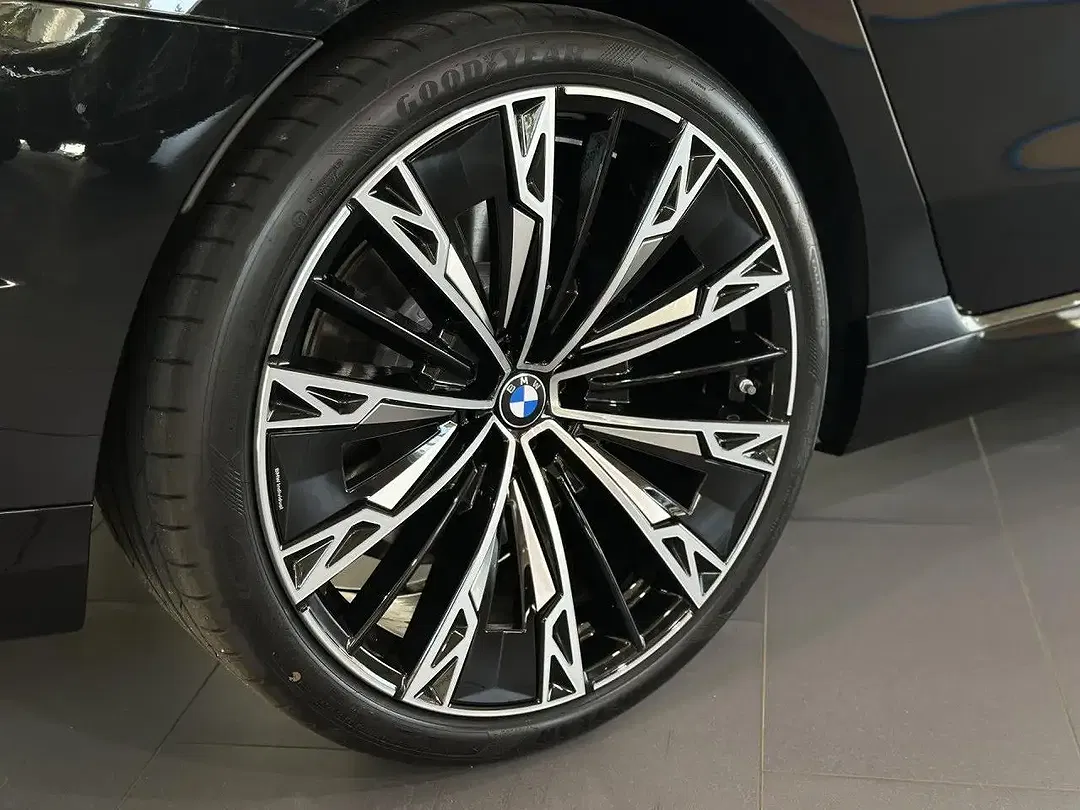 BMW 740 - Thumbnail 12