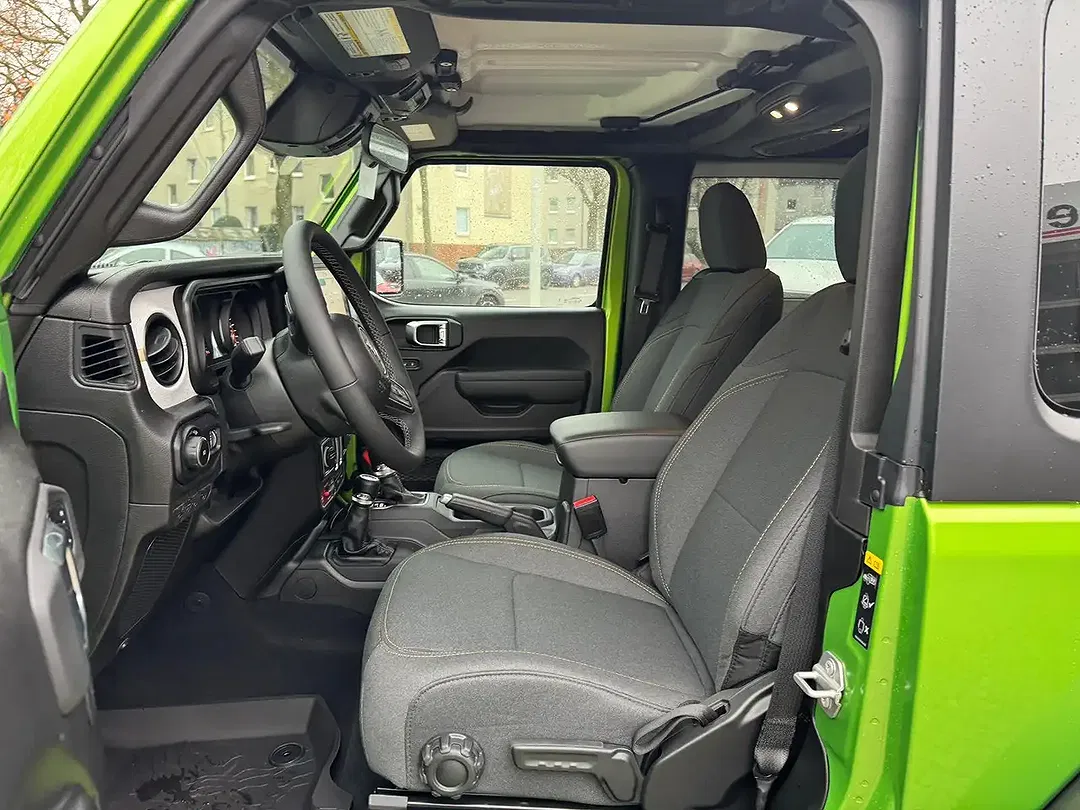 Jeep Wrangler - Thumbnail 12