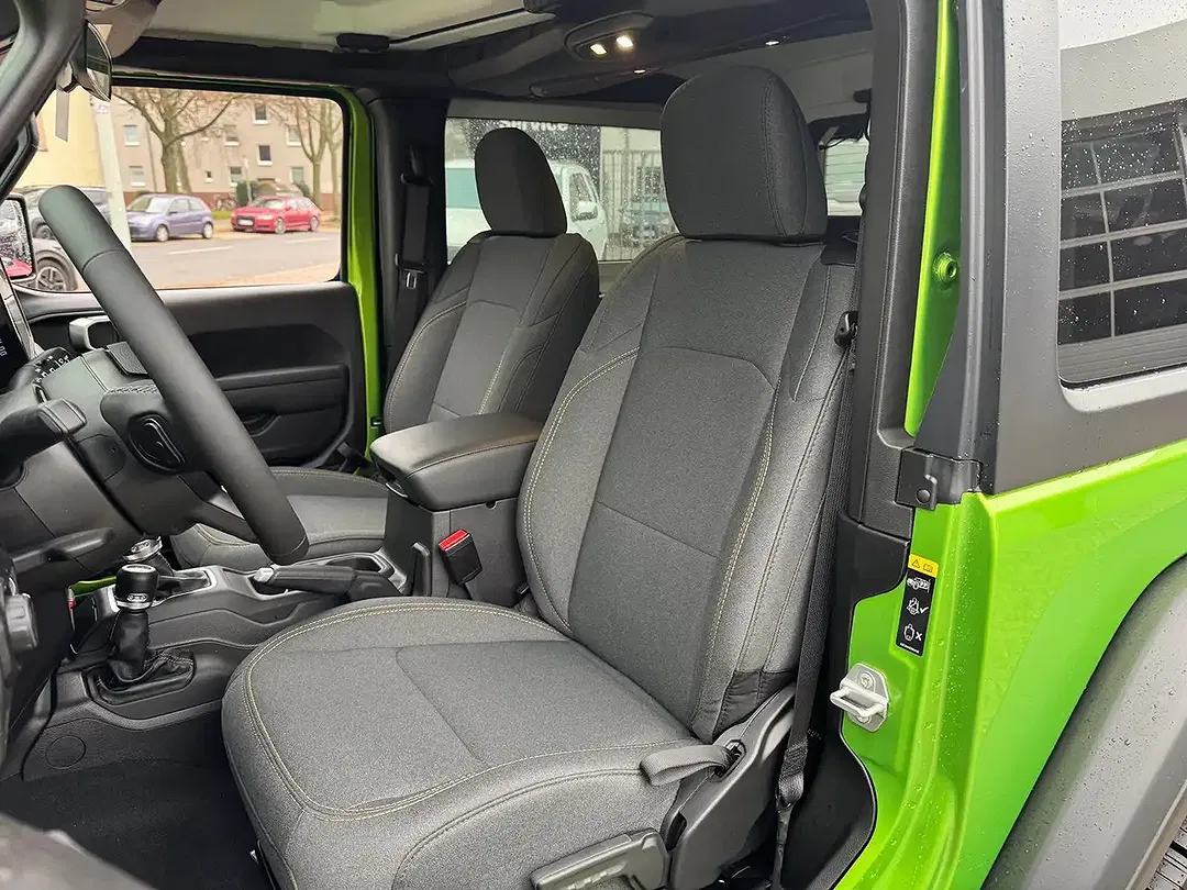 Jeep Wrangler - Thumbnail 13