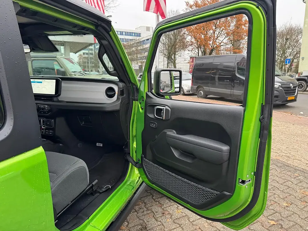 Jeep Wrangler - Thumbnail 14