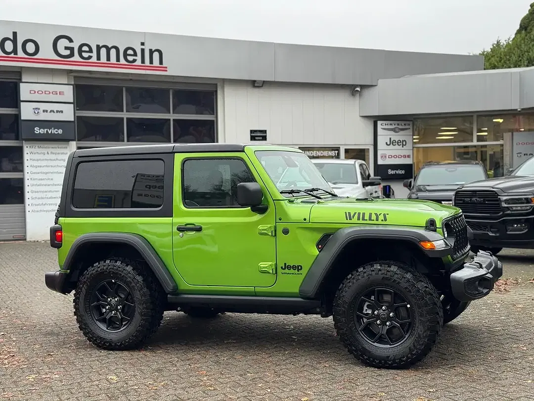 Jeep Wrangler - Thumbnail 2