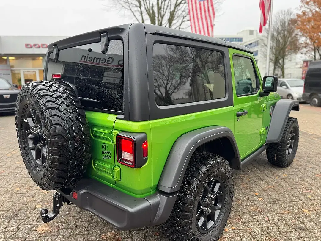 Jeep Wrangler - Thumbnail 4