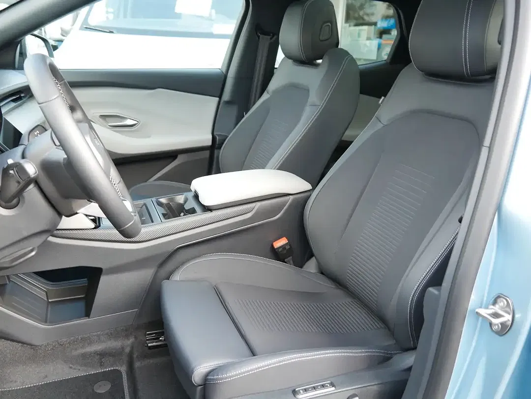 Ford Explorer - Thumbnail 3