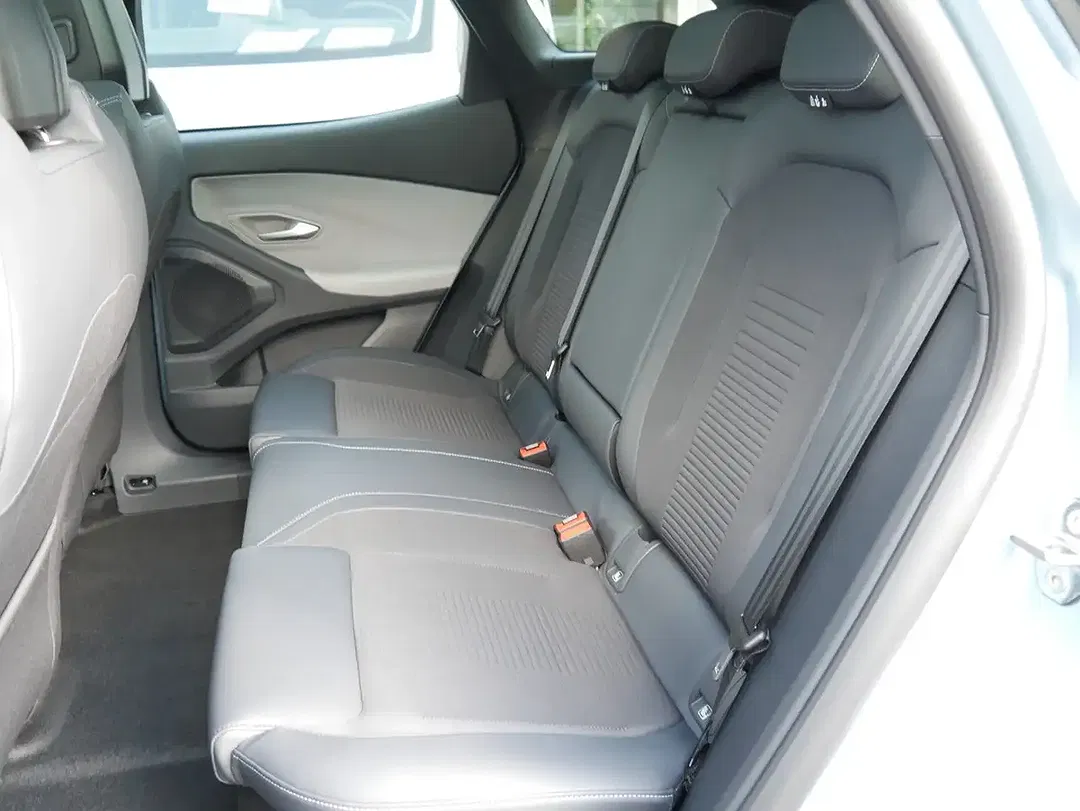 Ford Explorer - Thumbnail 4
