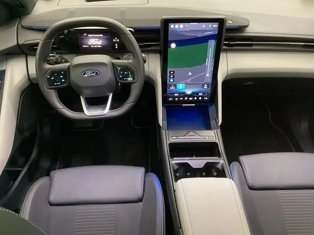Ford Explorer - Thumbnail 4