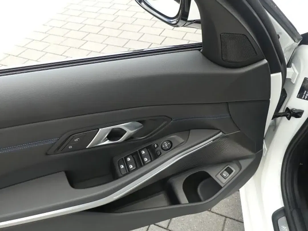 BMW 320 - Thumbnail 12