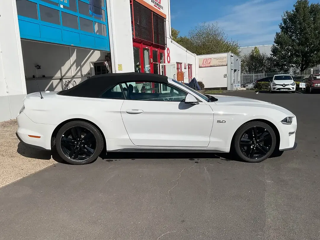 Ford Mustang - Thumbnail 4