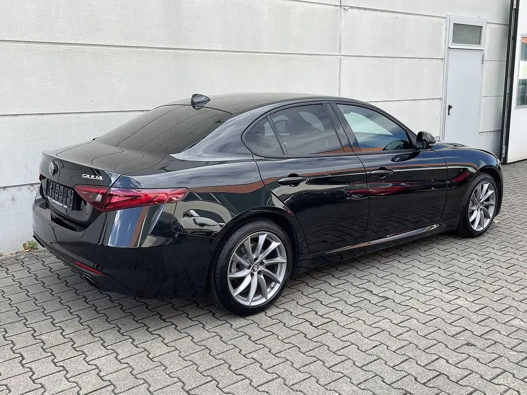 Alfa Romeo Giulia - Thumbnail 3