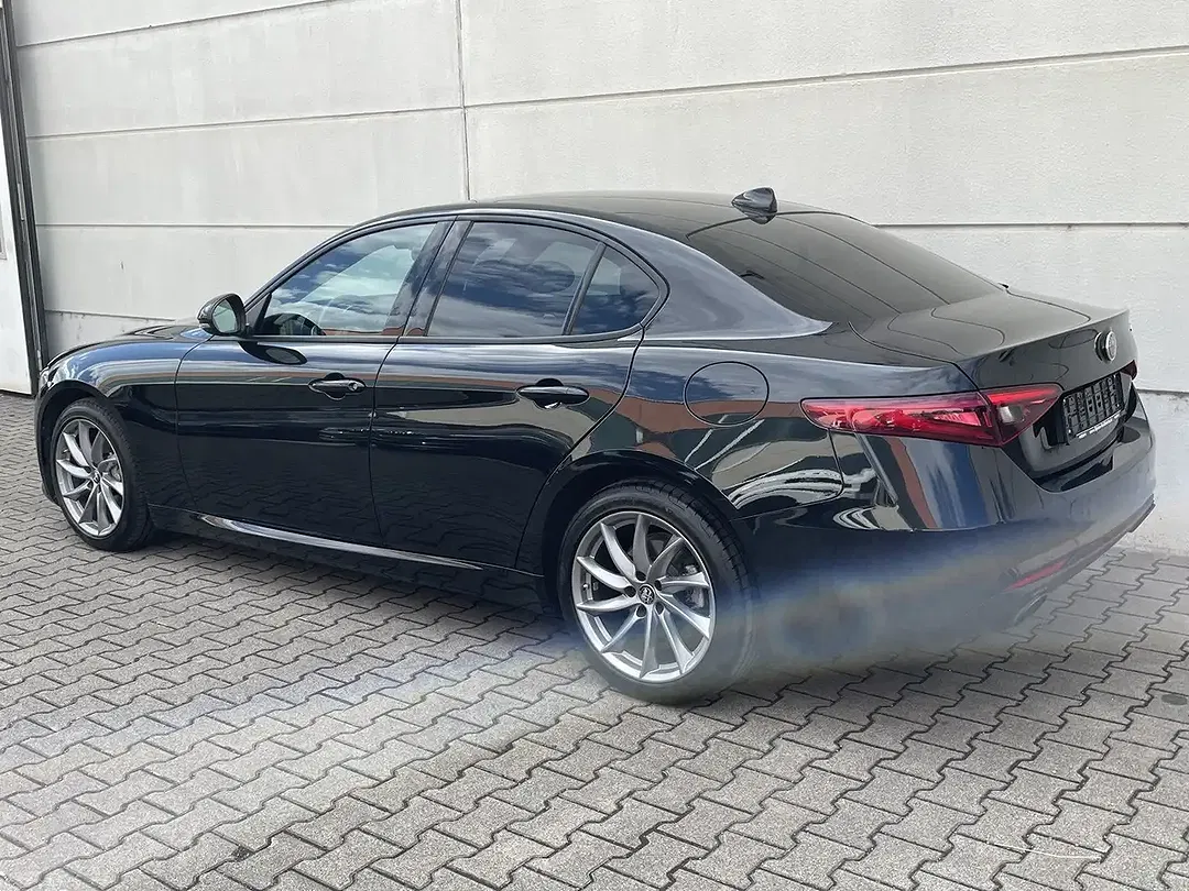 Alfa Romeo Giulia - Thumbnail 8