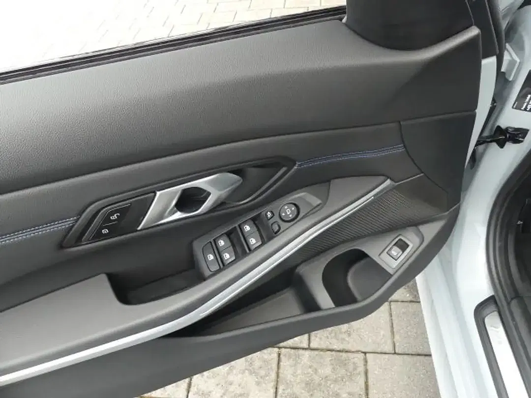 BMW 320 - Thumbnail 11