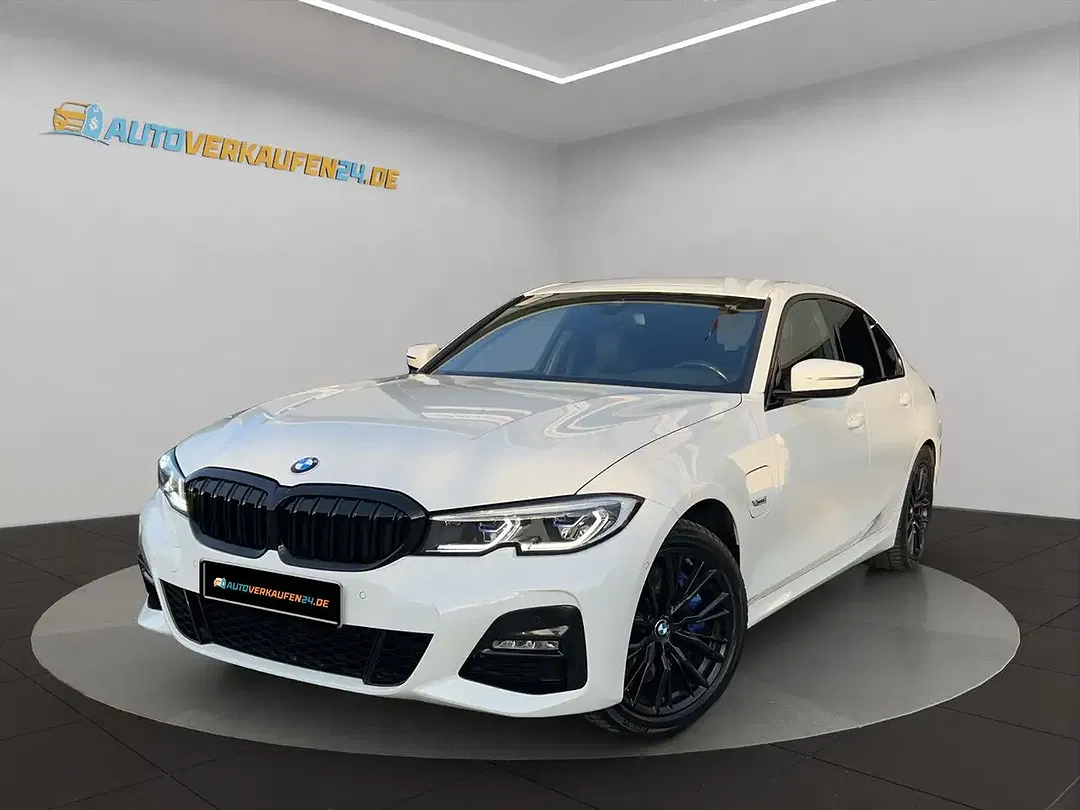 BMW 330 - Thumbnail 1