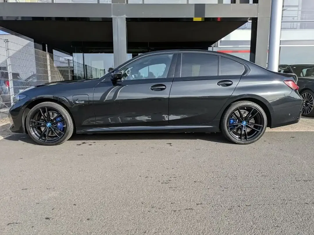 BMW 330 - Thumbnail 2