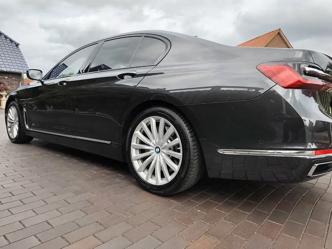 BMW 750 - Thumbnail 12