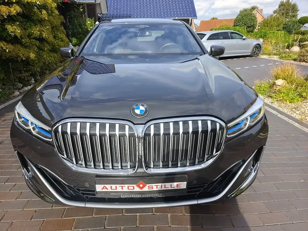 BMW 750 - Thumbnail 2