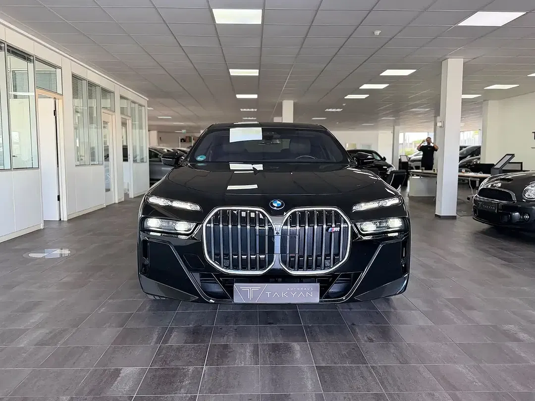 BMW 760 - Thumbnail 2