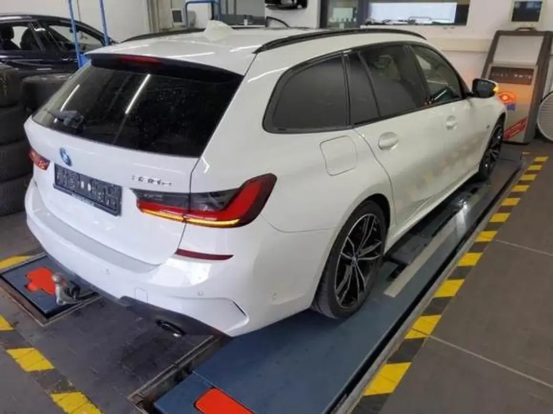 BMW 330 - Thumbnail 5
