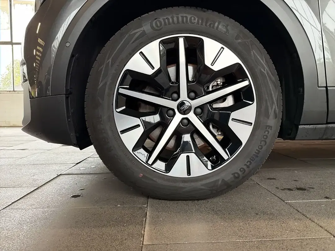 Ford Explorer - Thumbnail 6
