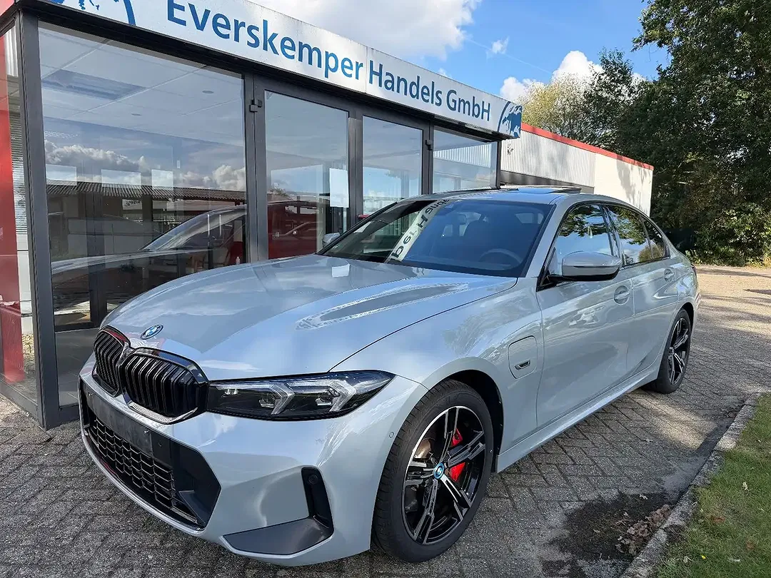 BMW 320 - Thumbnail 1