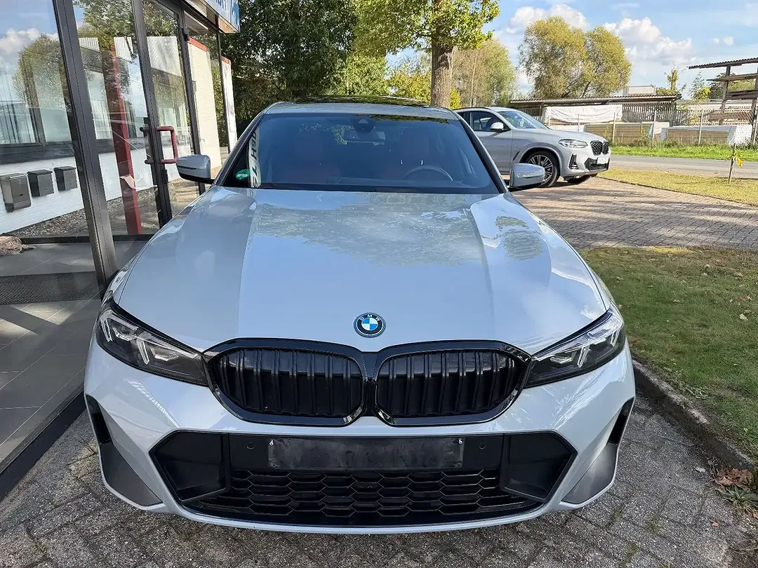 BMW 320 - Thumbnail 3
