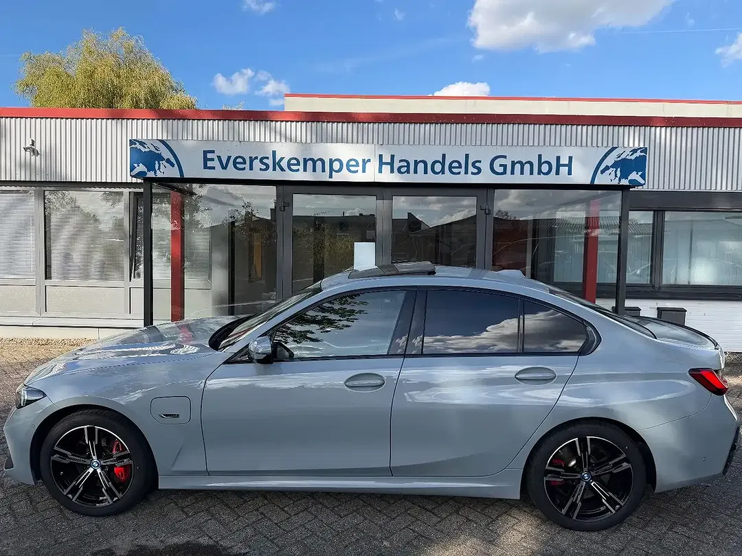 BMW 320 - Thumbnail 6