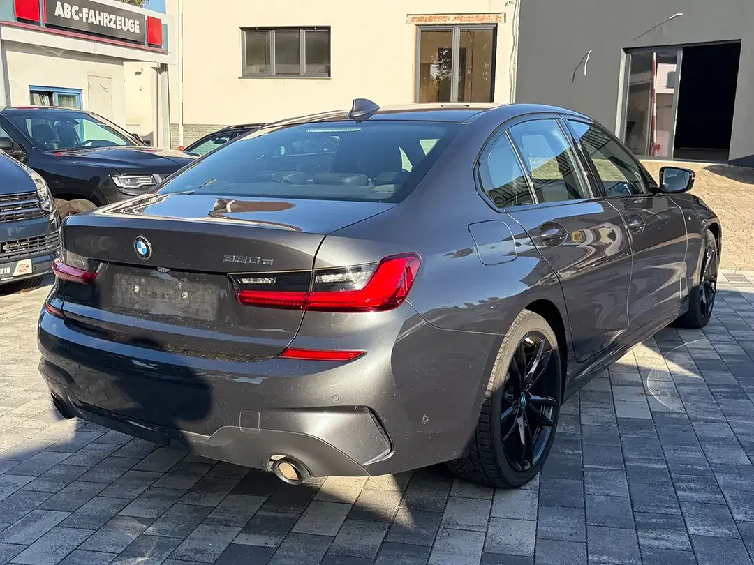 BMW 330 - Thumbnail 5