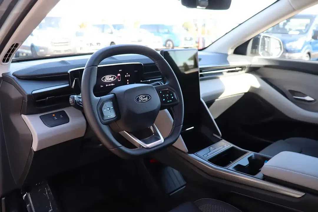 Ford Explorer - Thumbnail 11