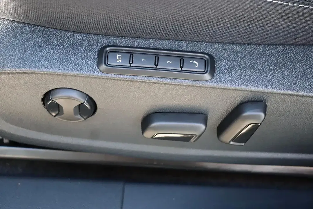 Ford Explorer - Thumbnail 15