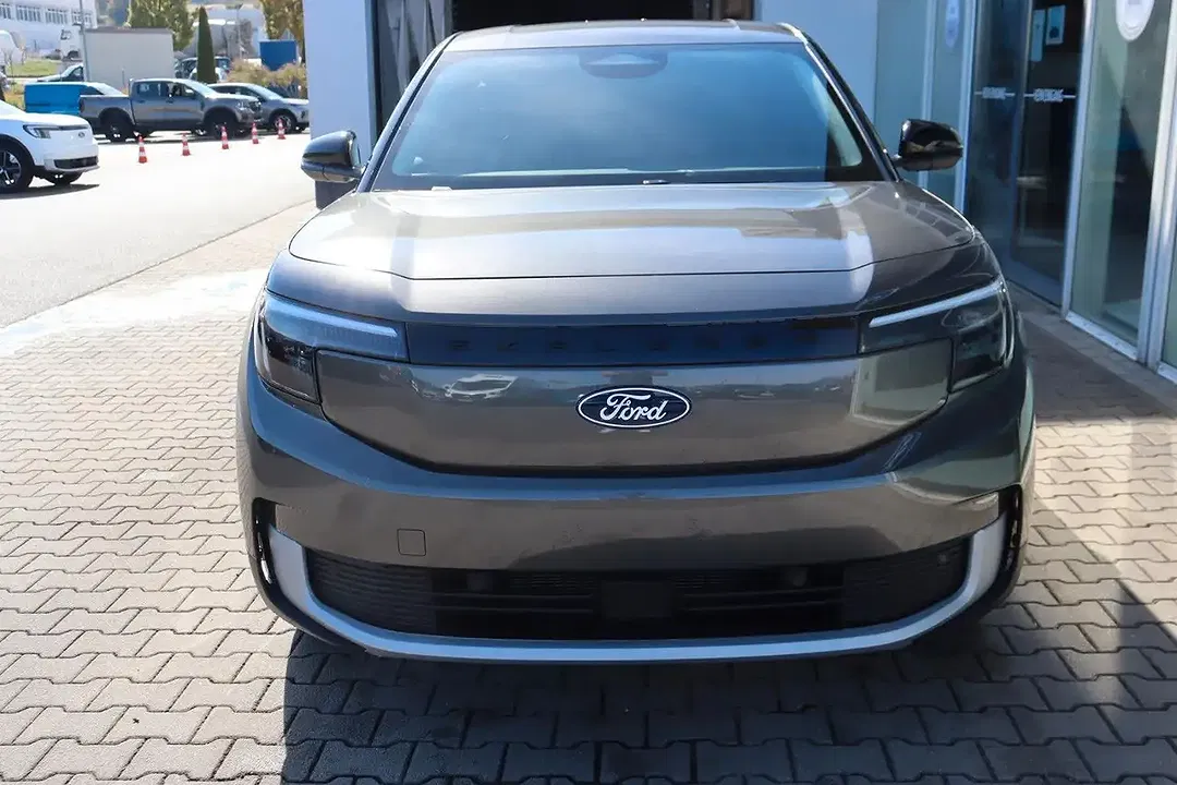 Ford Explorer - Thumbnail 3