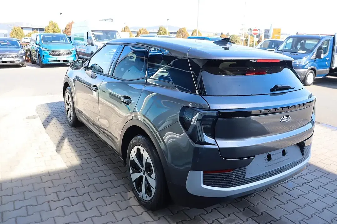 Ford Explorer - Thumbnail 5