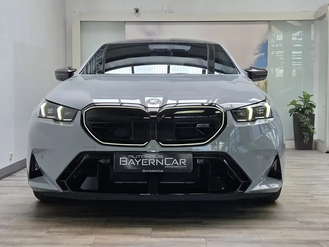 BMW M5 - Thumbnail 2