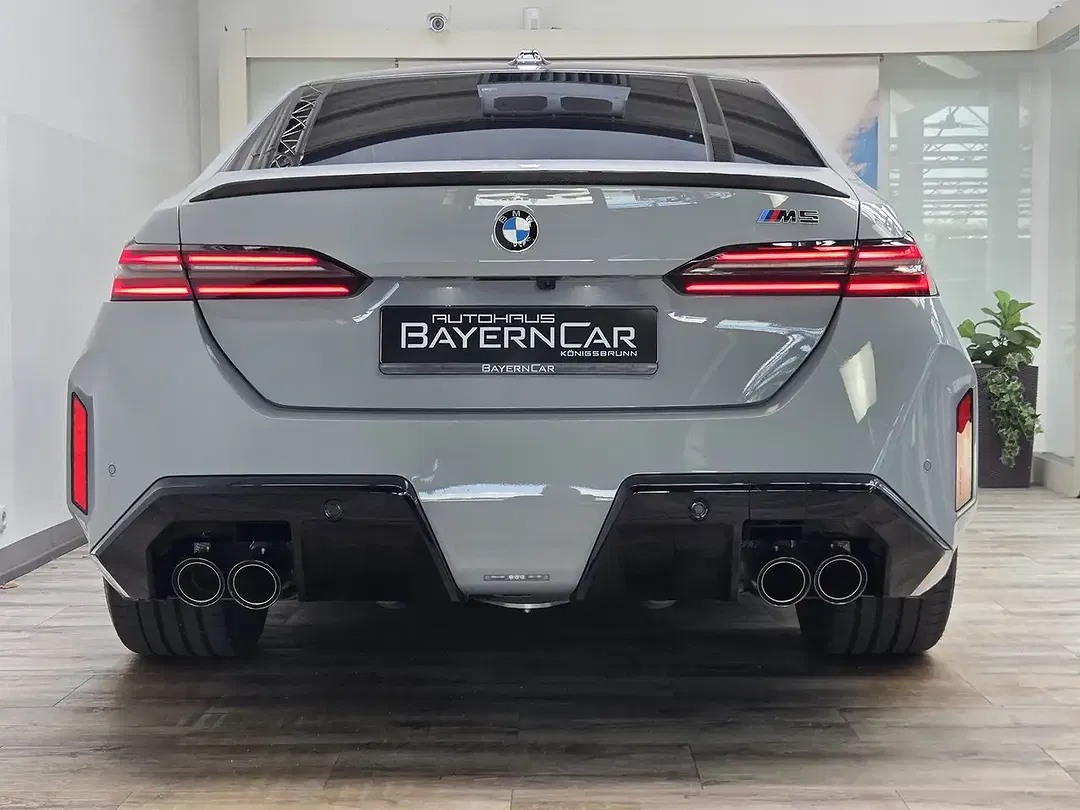 BMW M5 - Thumbnail 6