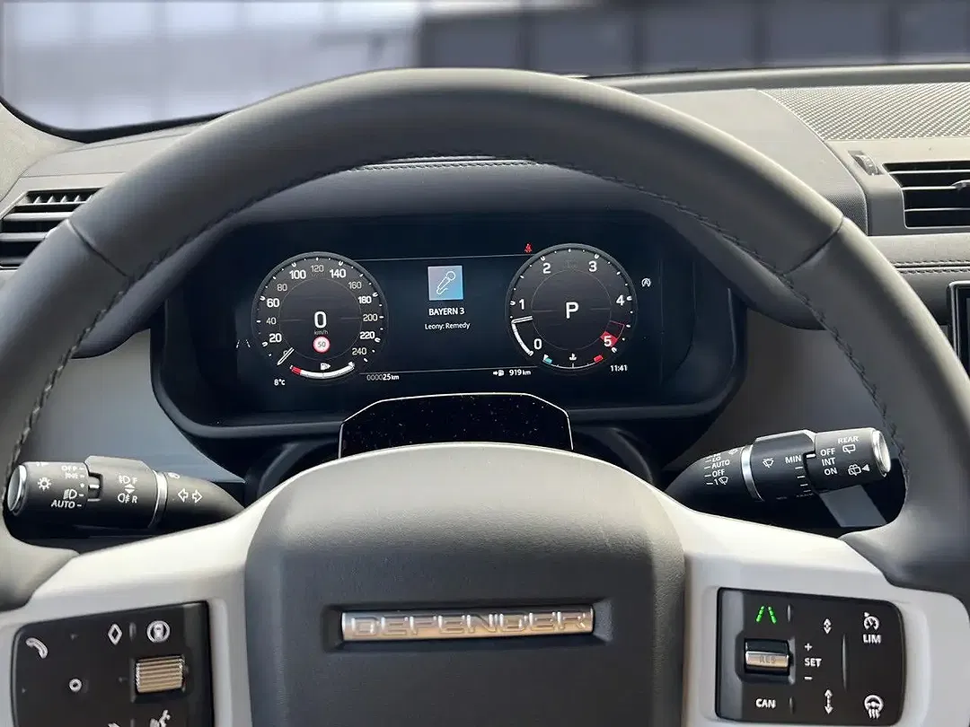 Land Rover Defender - Thumbnail 13