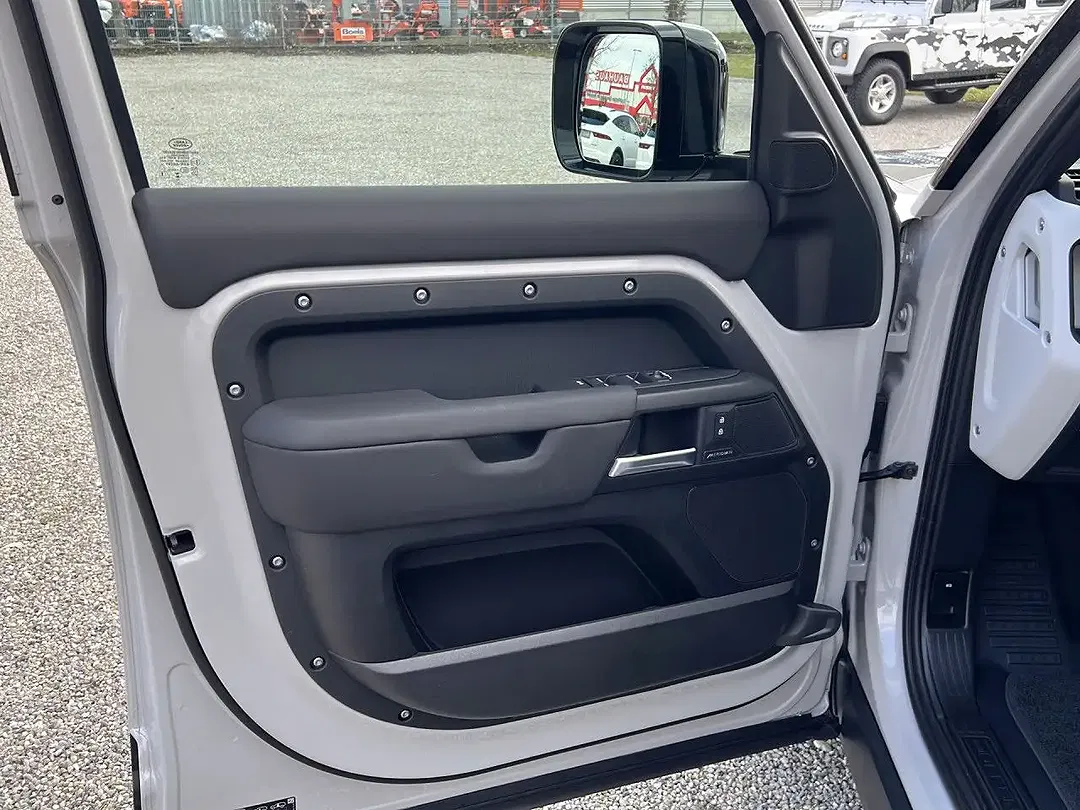 Land Rover Defender - Thumbnail 9