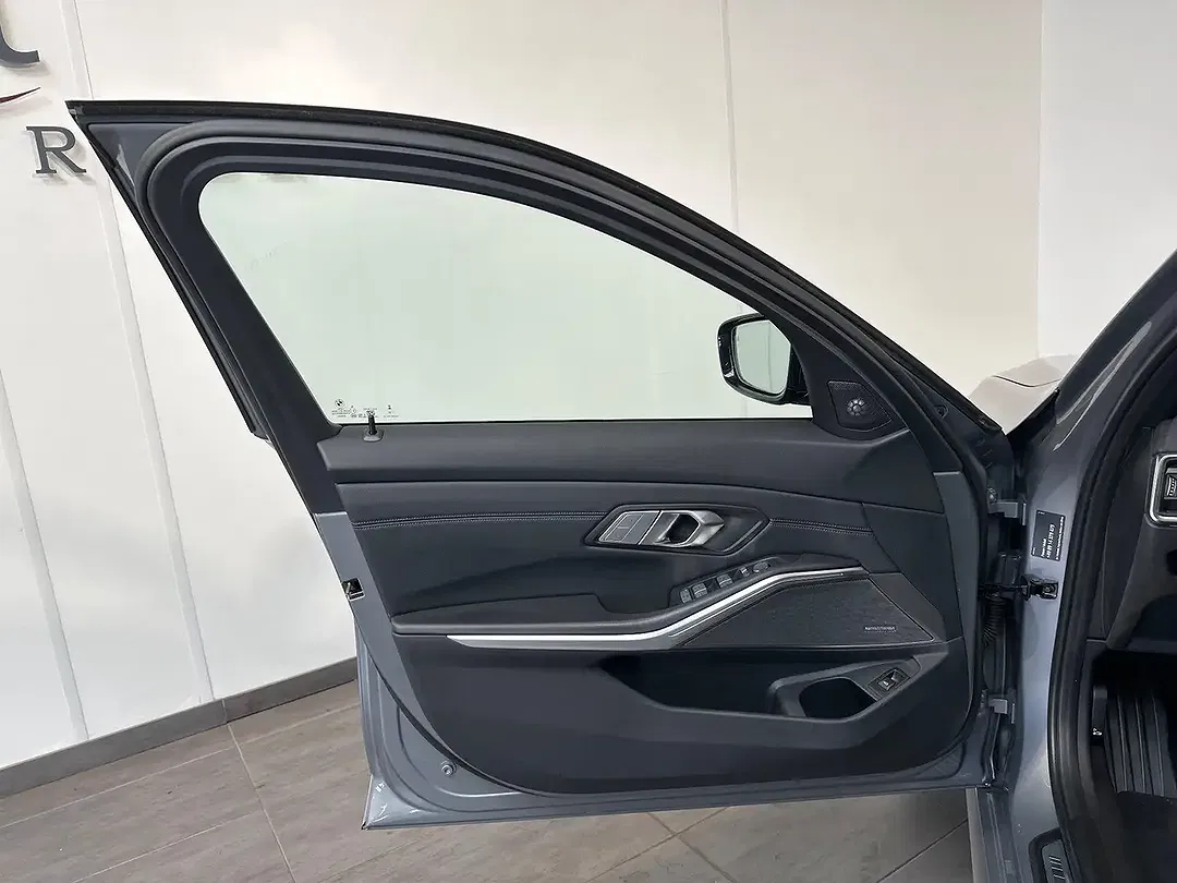BMW 330 - Thumbnail 6