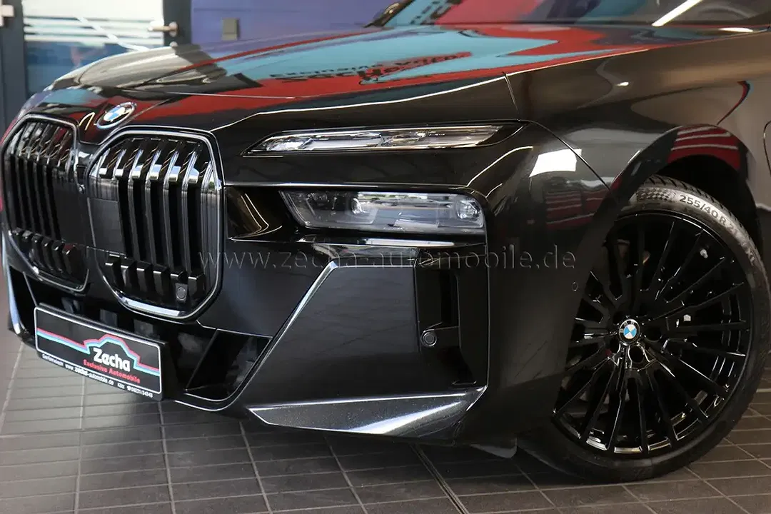 BMW 750 - Thumbnail 2
