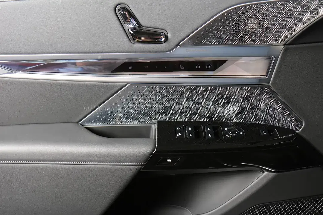 BMW 750 - Thumbnail 4
