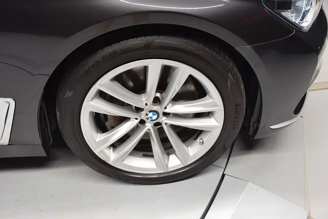 BMW 750 - Thumbnail 12