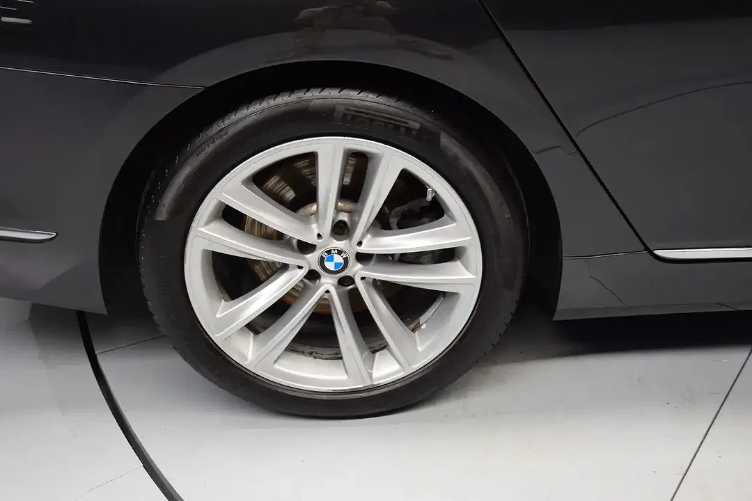 BMW 750 - Thumbnail 13