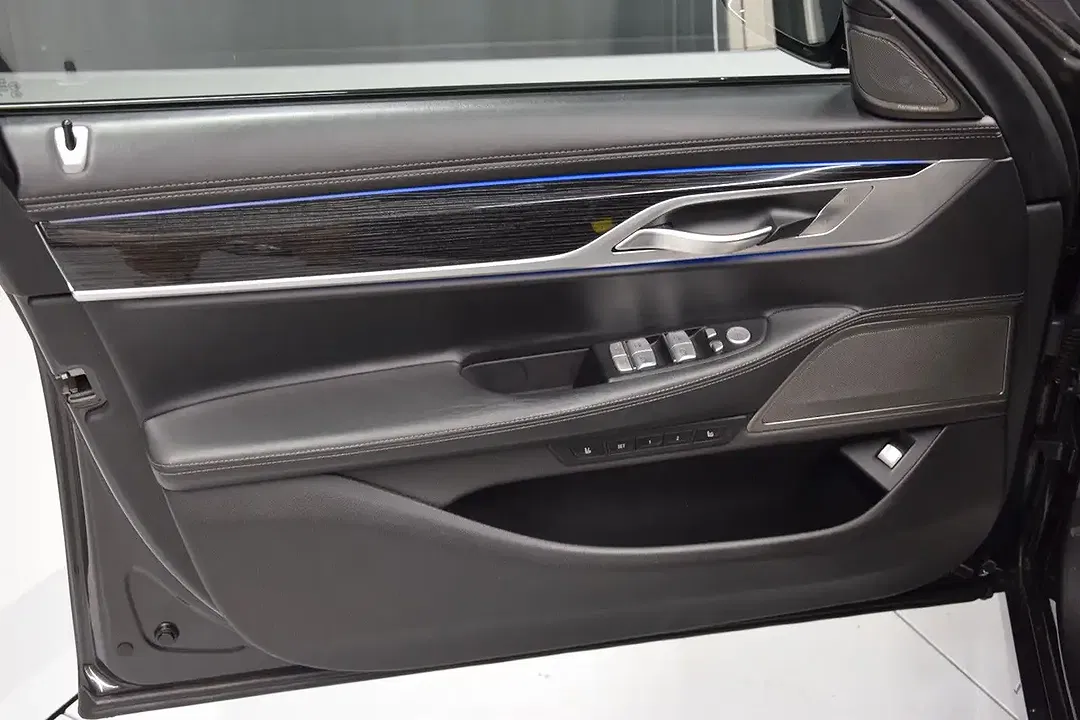 BMW 750 - Thumbnail 18