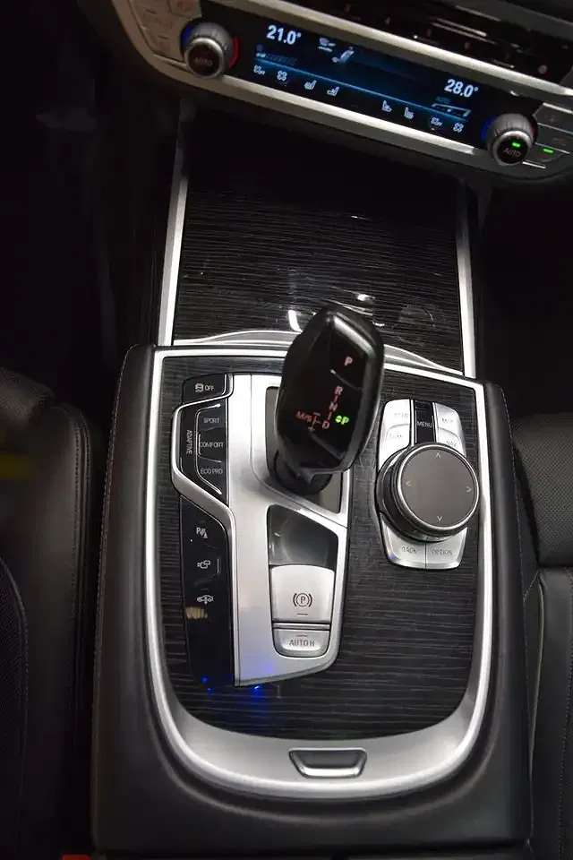 BMW 750 - Thumbnail 22