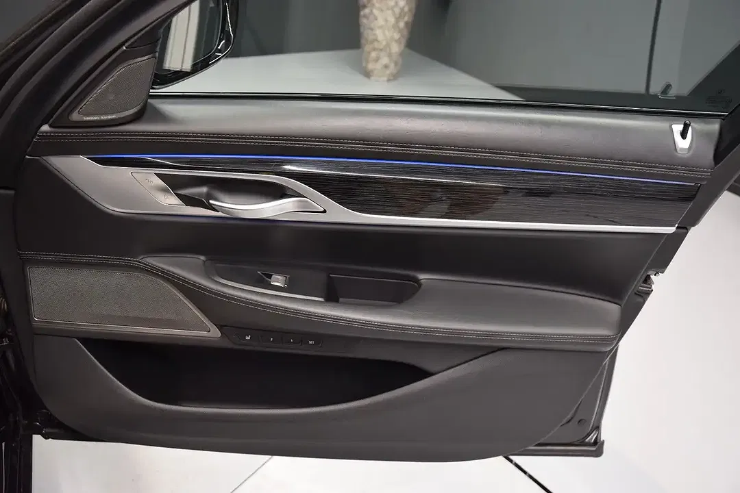 BMW 750 - Thumbnail 32