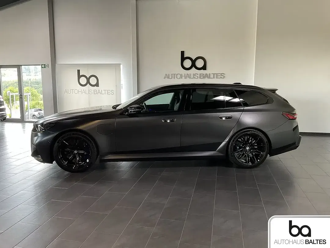 BMW M5 - Thumbnail 3