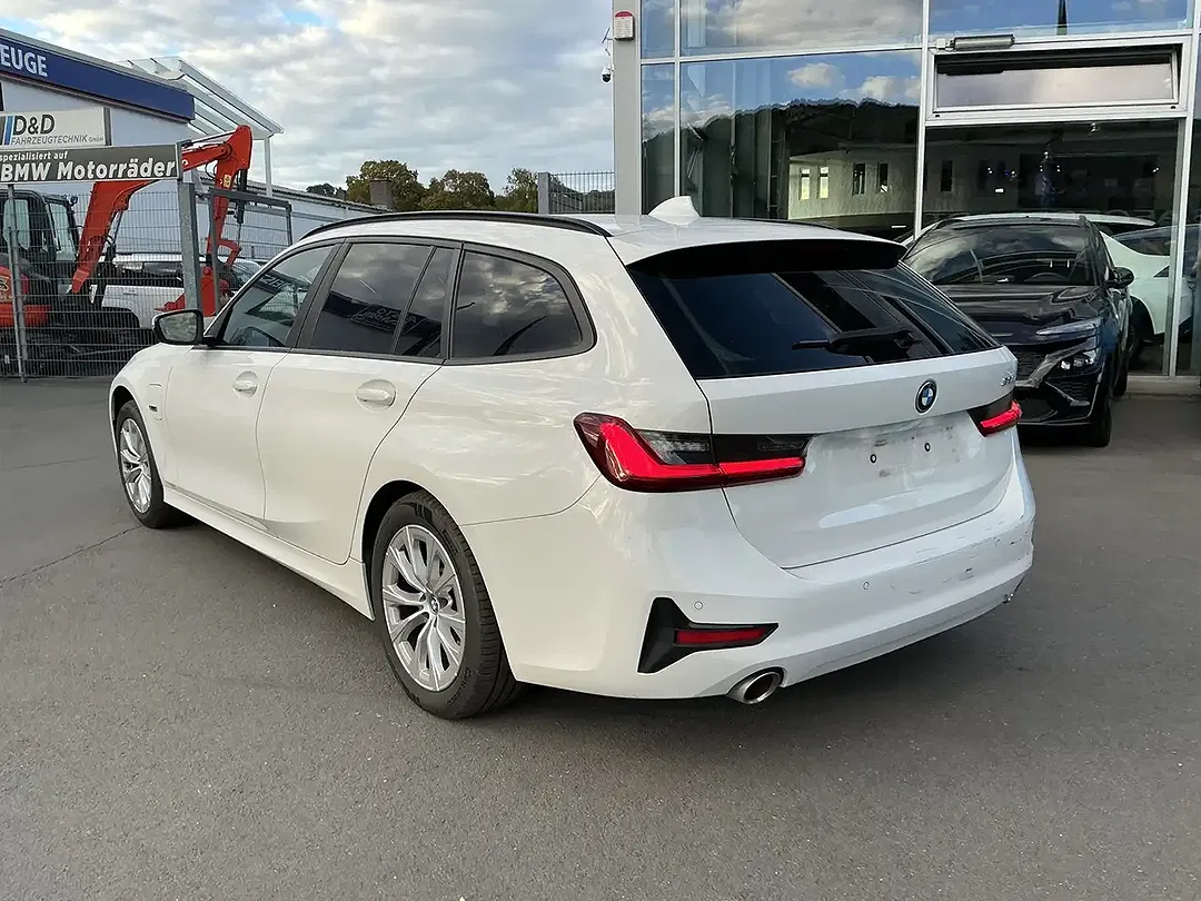 BMW 320 - Thumbnail 2