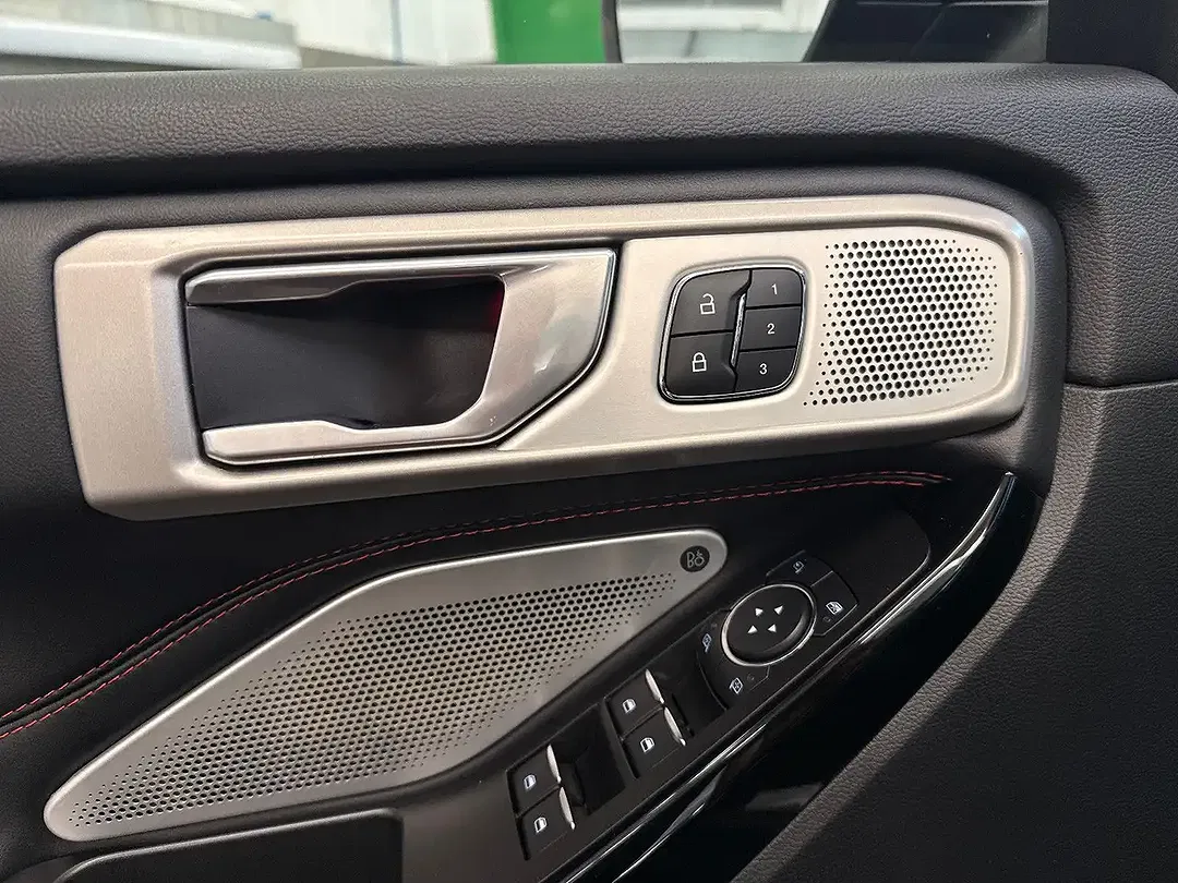 Ford Explorer - Thumbnail 11